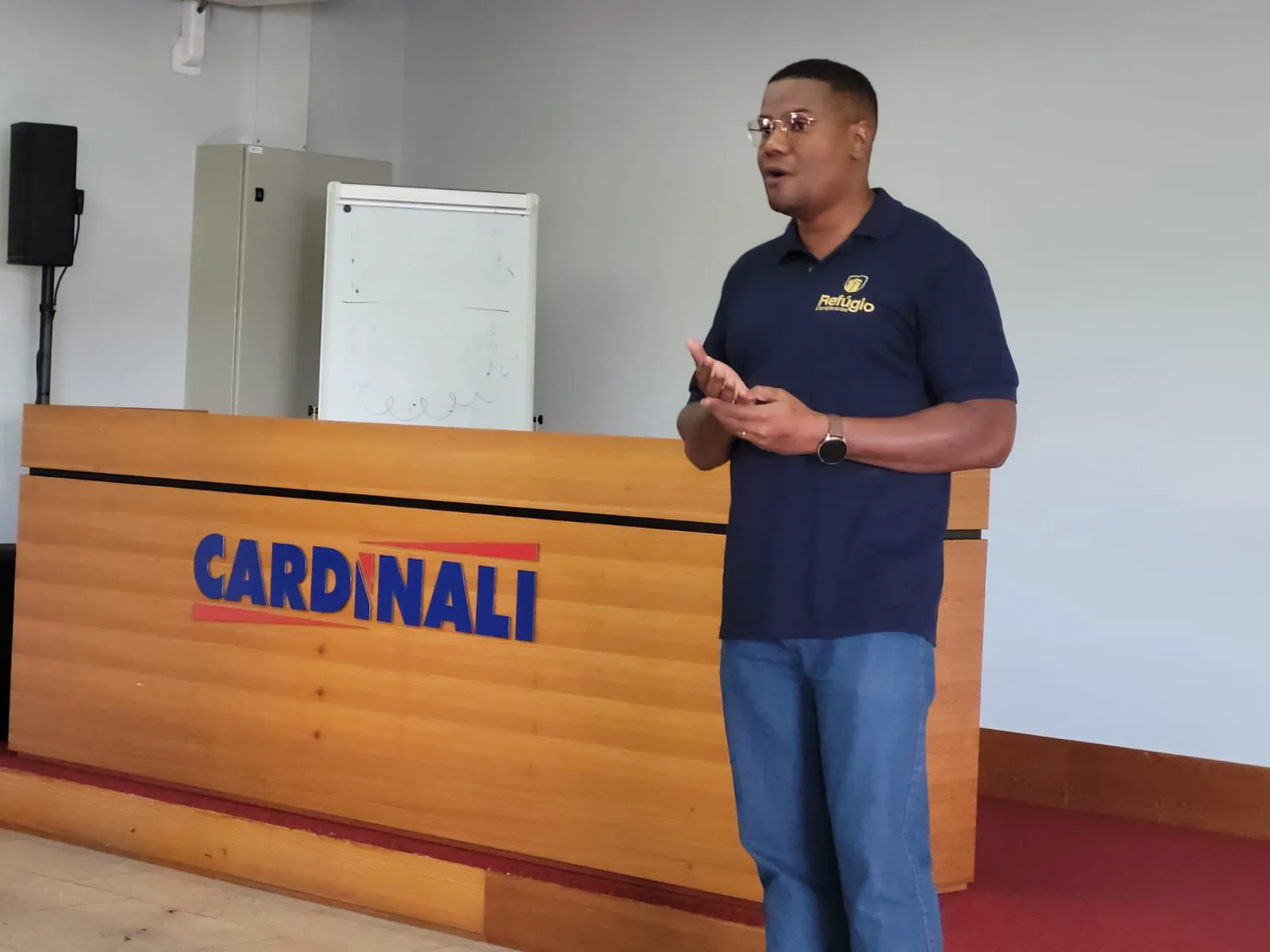 Douglas Dias palestrando treinamento Cardinali Yamaha Consórcio